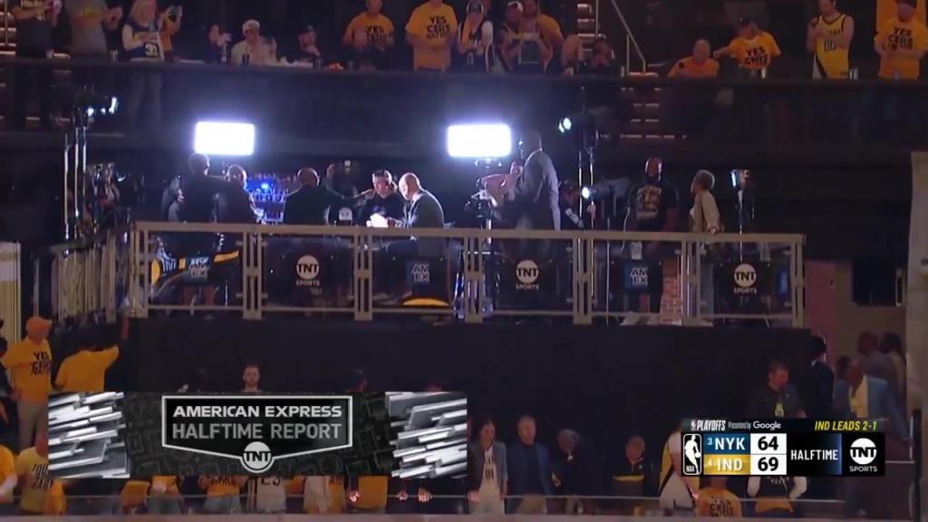 ?。哭D(zhuǎn)播鏡頭給到解說看臺，奧尼爾居然抱著一個人在彎舉