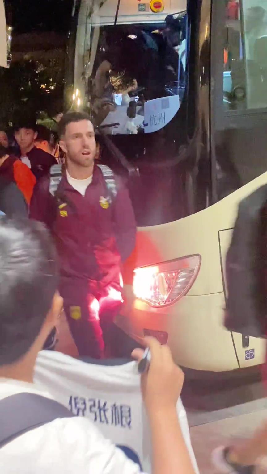 韋世豪嚇得箭步逃跑！國足深夜到酒店差點(diǎn)被摁在車頭不讓走