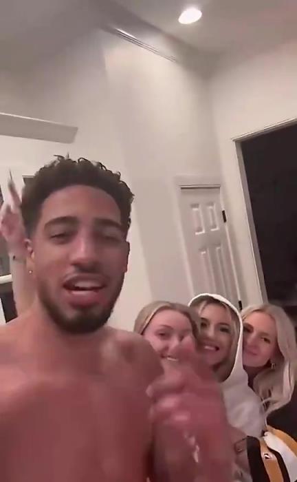 今日怒砍歷史級三雙！哈利此前光著膀子與三位金發(fā)美女同框