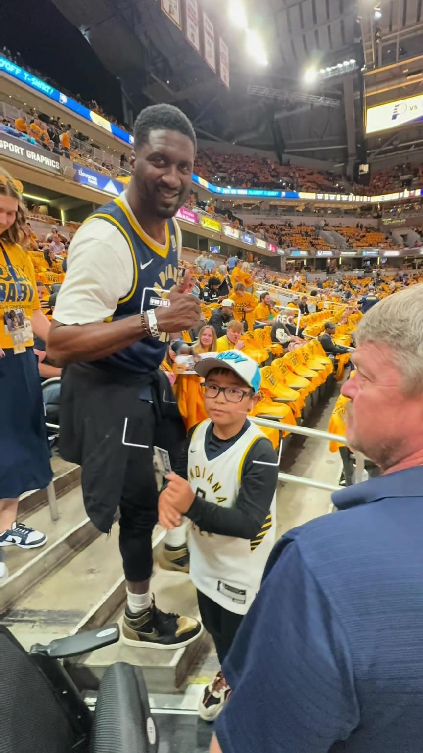 現(xiàn)在真成高圓圓了！步行者名宿希伯特現(xiàn)身主場給小球迷簽名