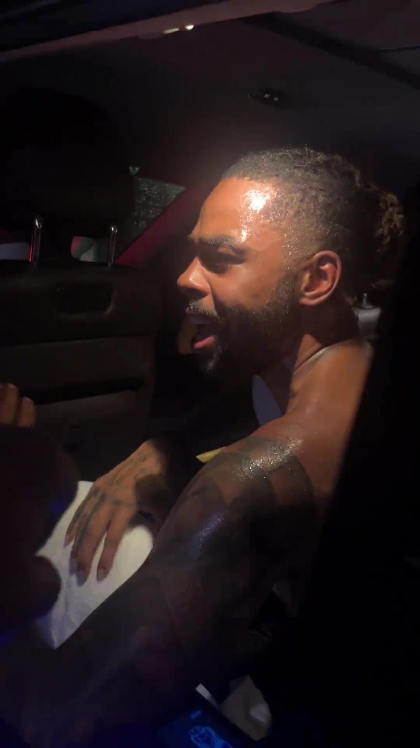 太熱情了！拉塞爾中國行坐車離開球迷們被團團圍住