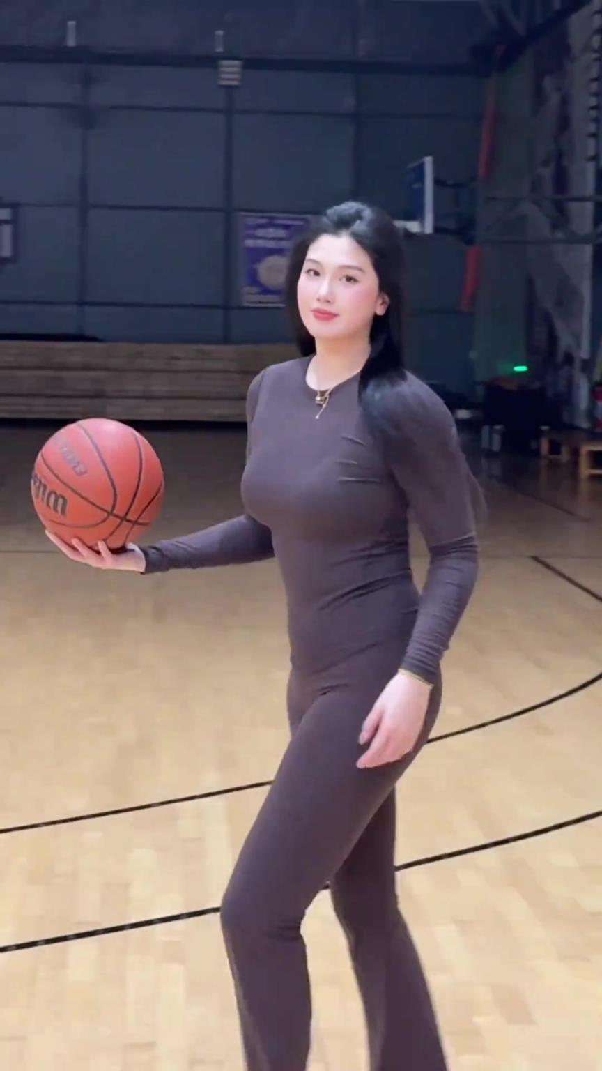 低配版卡戴珊！野球場肘姐這身材，懂的吧友都懂！