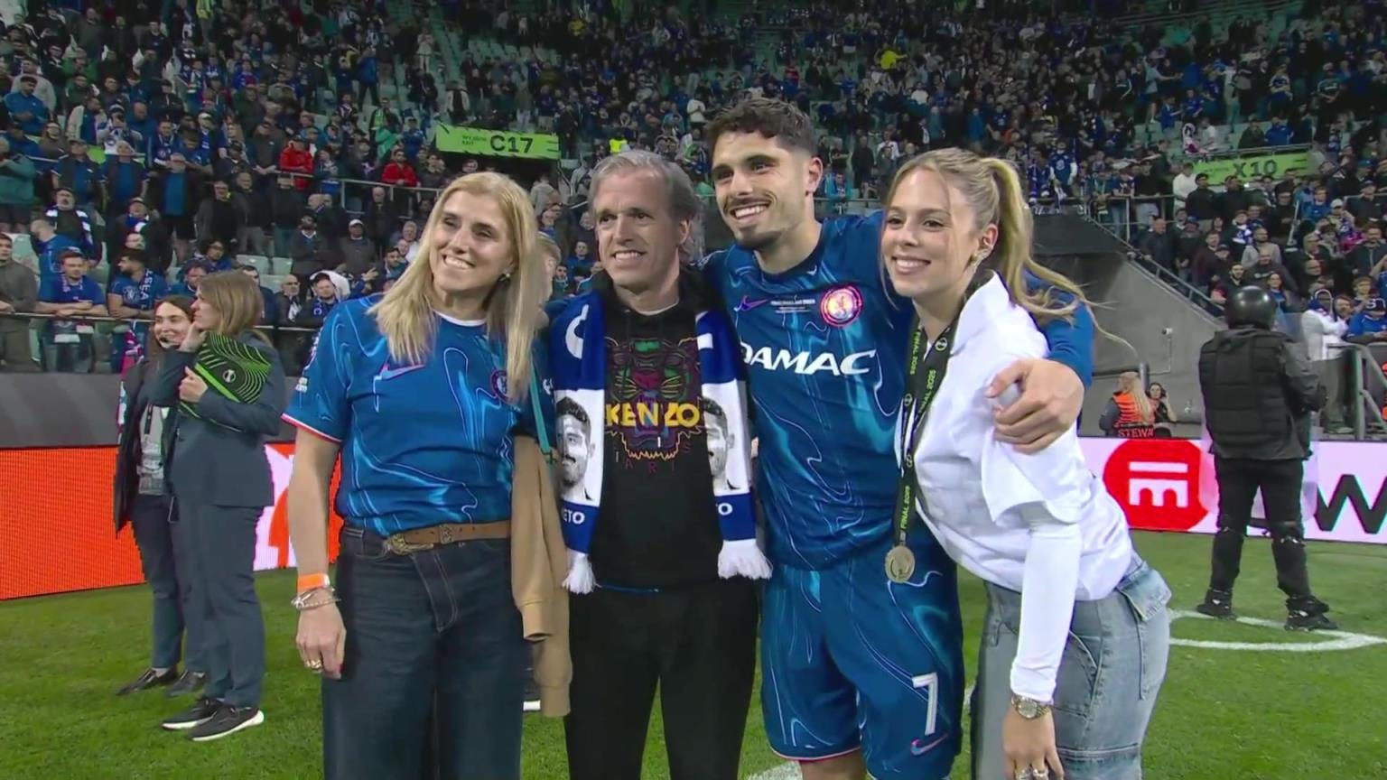 內(nèi)托好福氣！奪冠后高顏值女友來合照，身材相當(dāng)哇塞！