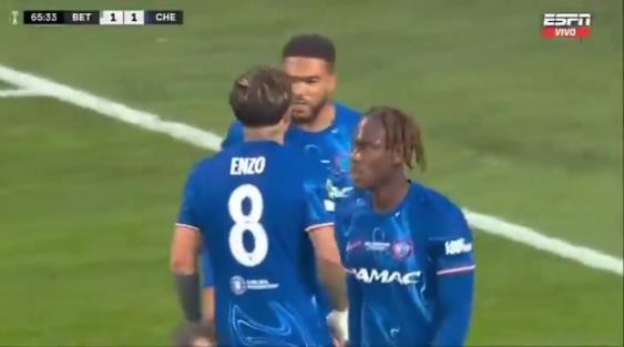 繼續(xù)干！恩佐進(jìn)球后給了詹姆斯一巴掌，兩人頂頭互相打氣