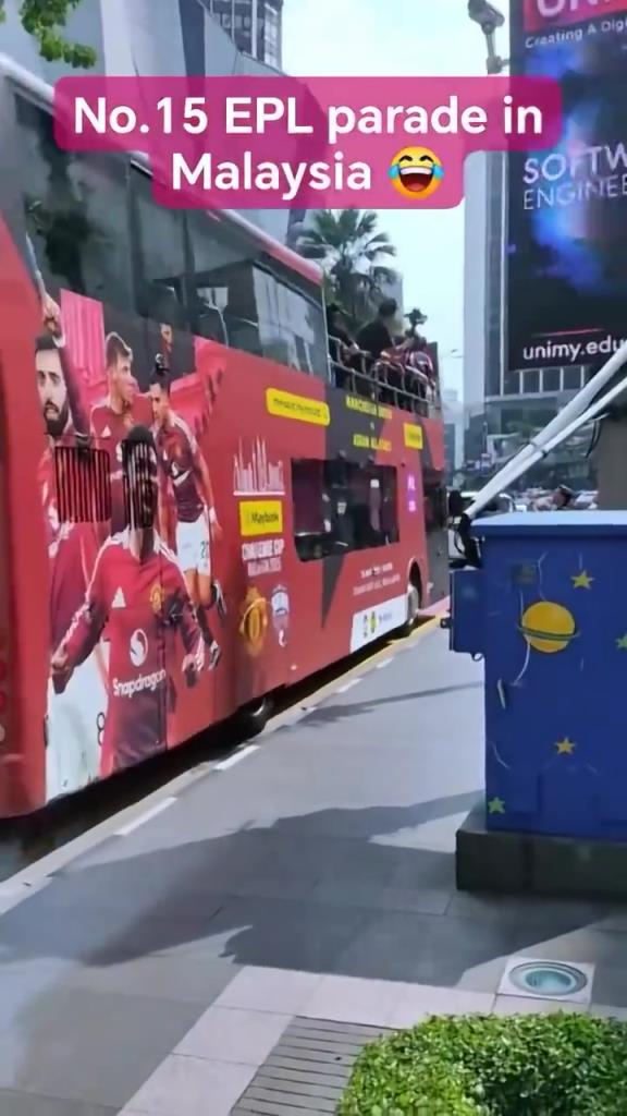游街示眾？曼聯(lián)在馬來西亞街頭大巴游行，球迷笑噴