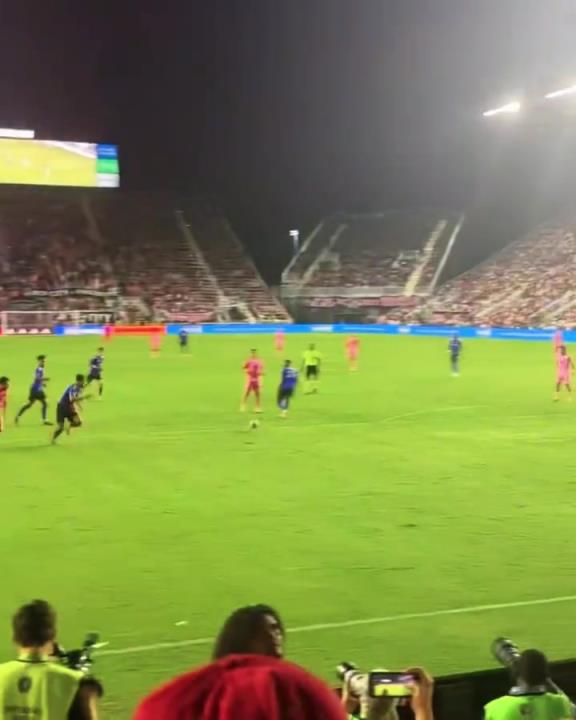 梅老板為了給蘇亞雷斯送個(gè)助攻，也是拼了啊