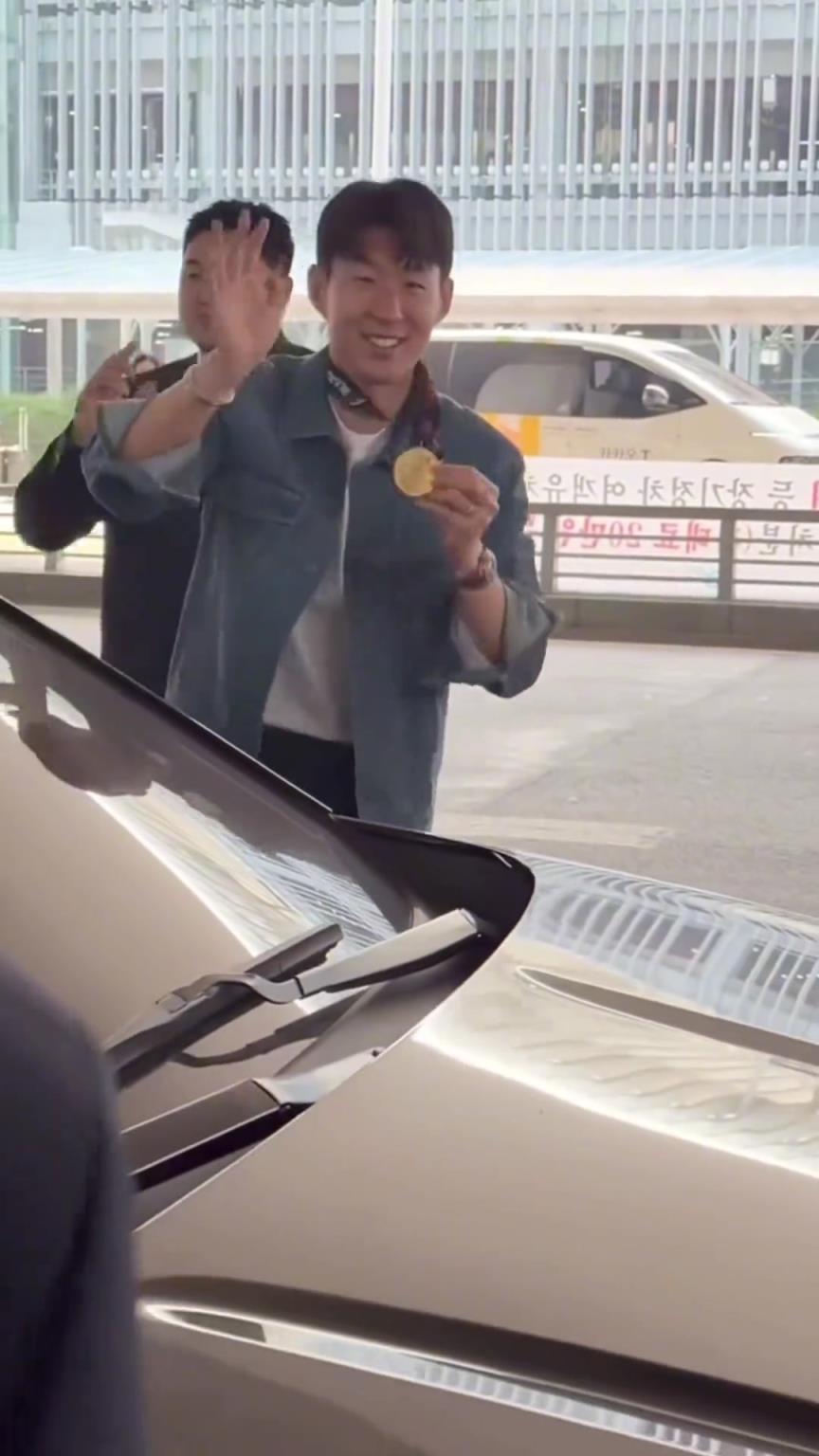 衣錦還鄉(xiāng)！孫興慜返回韓國，眾多女球迷讓其把歐聯(lián)獎(jiǎng)牌戴上