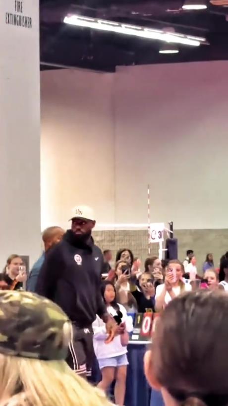 什么是巨星??！詹姆斯現(xiàn)身排球場被小球迷包圍 這就是行走的流量