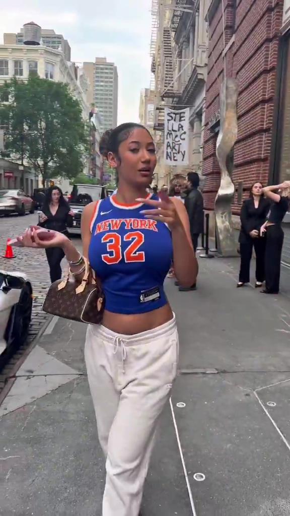 哇塞！一豐滿尼克斯女球迷身穿唐斯球衣，真是太吸引眼球了